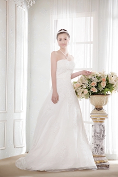 Sweetheart A-line Organza Wedding Dress With Lace Appliques 