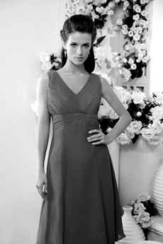 Inexpensive V-Neckline Red Chiffon Knee Length Bridesmaid Dress 