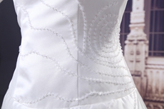 Fashionable Long Sleeves Embroidered Beads Muslim Wedding Dress 