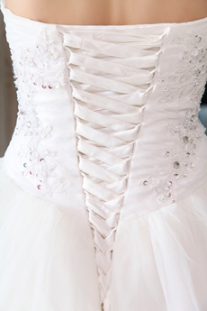 Glamour Basque Waist Wedding Dress With Exquisite Handwork 