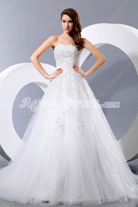 Exclusive A-line White Tulle Wedding Gown With Lace Appliques 