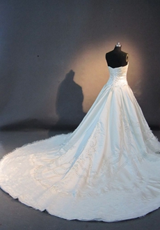 Luxury Embroidery Couture Wedding Dresses With Royal Train 