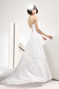 Noble Taffeta A-line Wedding Dress With Lace Appliques 