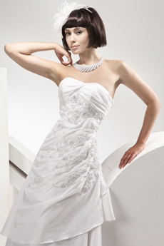Noble Taffeta A-line Wedding Dress With Lace Appliques 