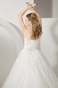 Romantic Tulle Strapless Ball Gown Wedding Dresses